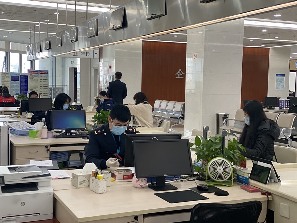 恢复窗口服务首日 上海&ldquo;店小二&rdquo;如何服务好&ldquo;心急&rdquo;企业?